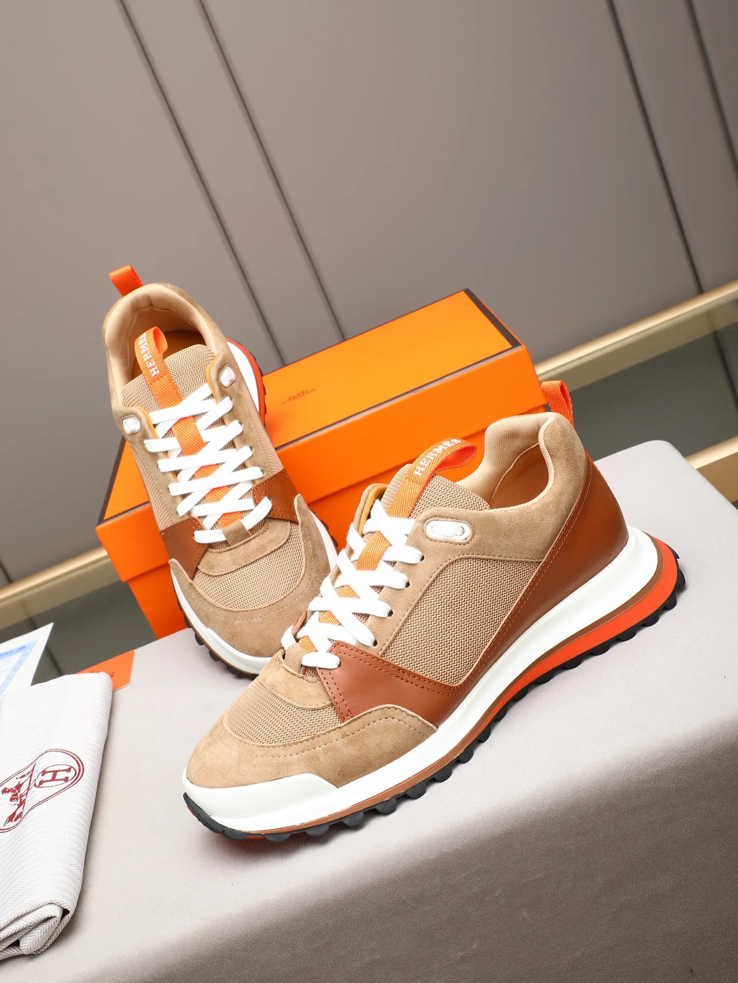 PP680【Hermes】fe new arrival~New Bouncing sneakers are the most comfortable shoes from Hermès. They are extremely light on the feet and look great. You won’t feel tired even when you go shopping and running around. 👍Very light and comfortable. Extremely light. Perfect for both sports and leisure. They feel great when you step on them! It’s up to you to choose, there’s always what you want~ ✔️Fabric: Imported first-layer cowhide ✔️Inner lining: Imported water-dyed cowhide ✔️Outsole: Seamless combination of IP+TPU (multi-color letters) German technology irradiation machine ✔️Code number: Male 38-44 (45 customized)